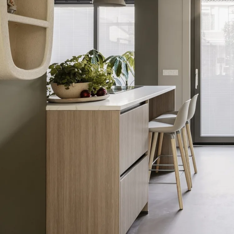 Japandi keuken met bruintint marmoleum vloer