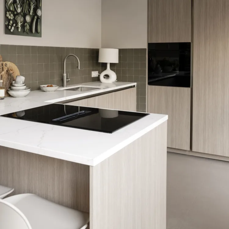 Japandi keuken met bruintint marmoleum vloer