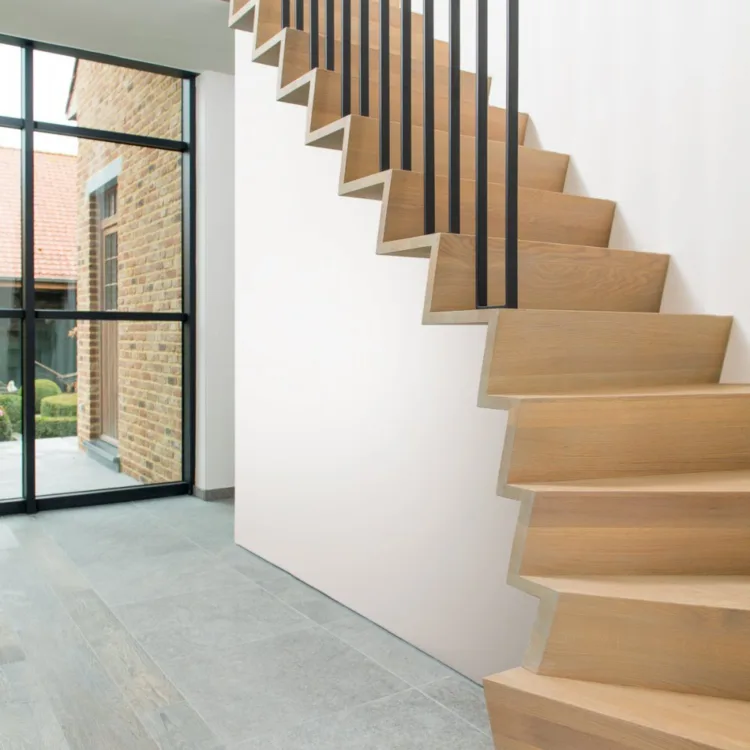 Licht eiken zwevende Z-trap met een draai