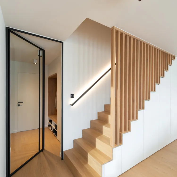 Licht eiken trap met ledgrip in de hal
