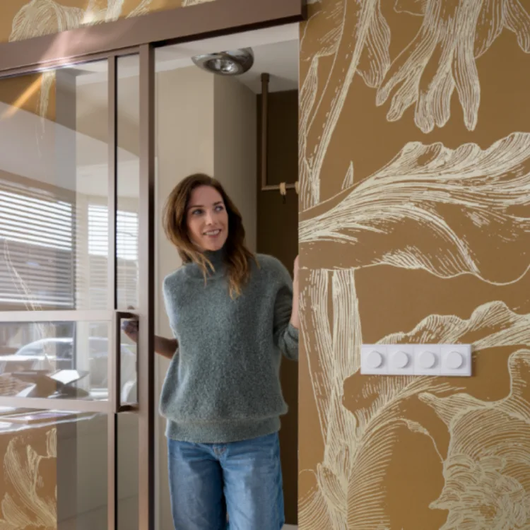 Anna bij stalen deur brons en oker geel Kek behang met gouden details