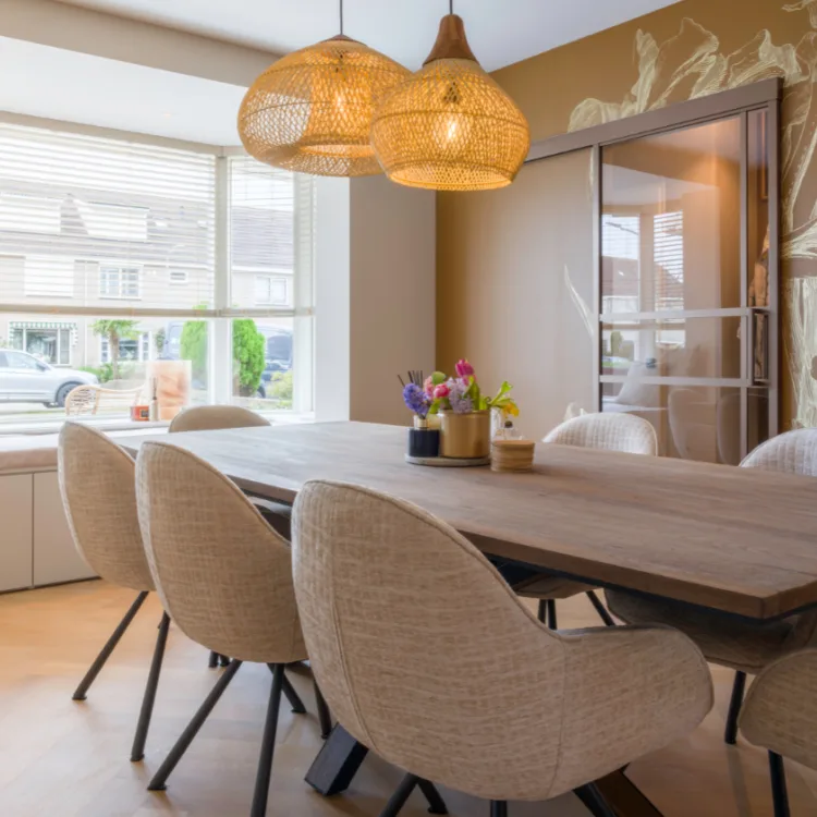 Eettafel met oker geel Kek behang met gouden details