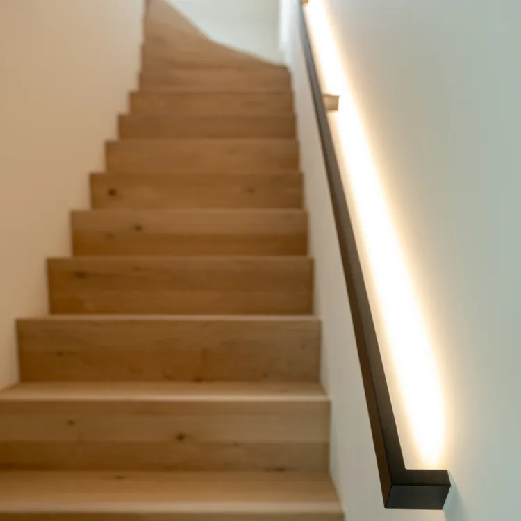 Hal met eikenhouten trap en goede verlichting dankzij led trapleuning