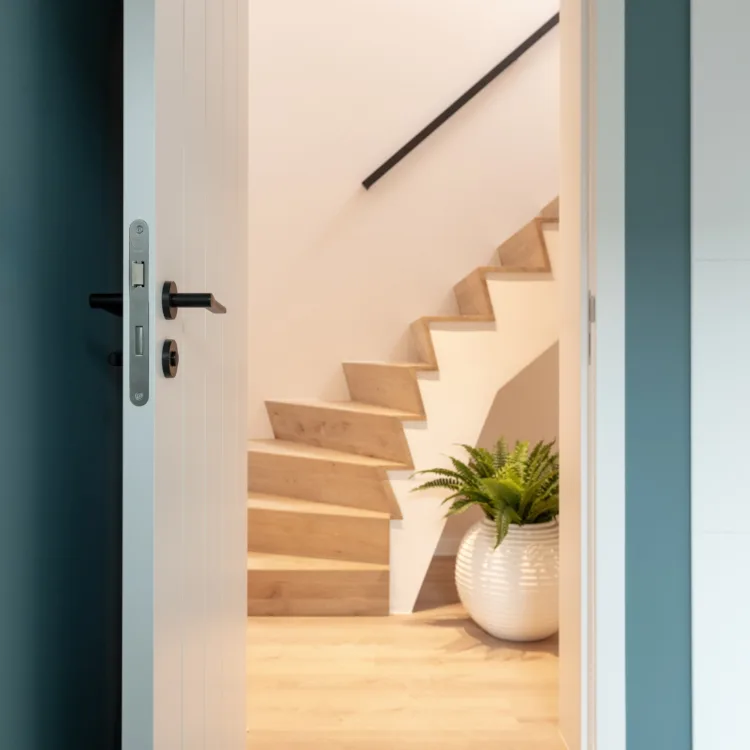 Sfeervolle hal met houten trap en metalen trapleuning inclusief led verlichting