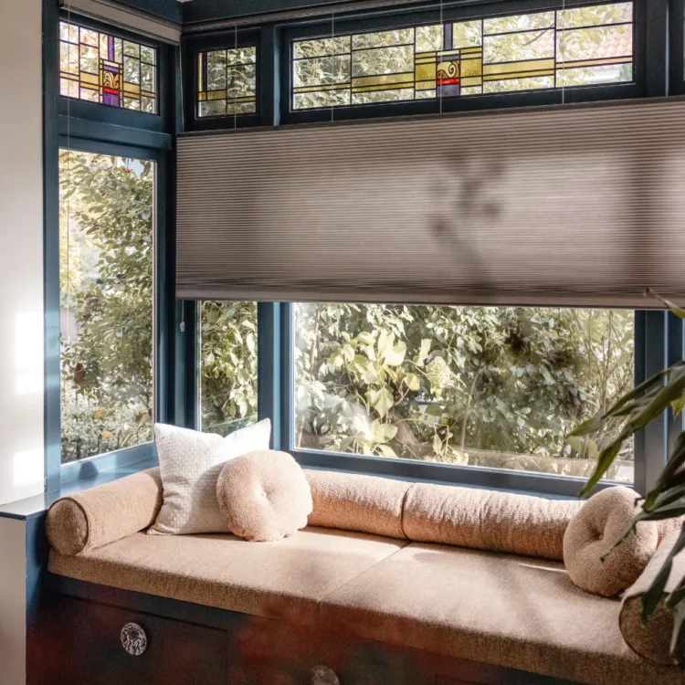 Grijze Luxaflex® Duette® shades in een erker