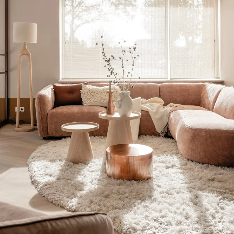 Woonkamer in Japandi woonstijl met geweven houten rolgordijnen van Aanhuis.nl