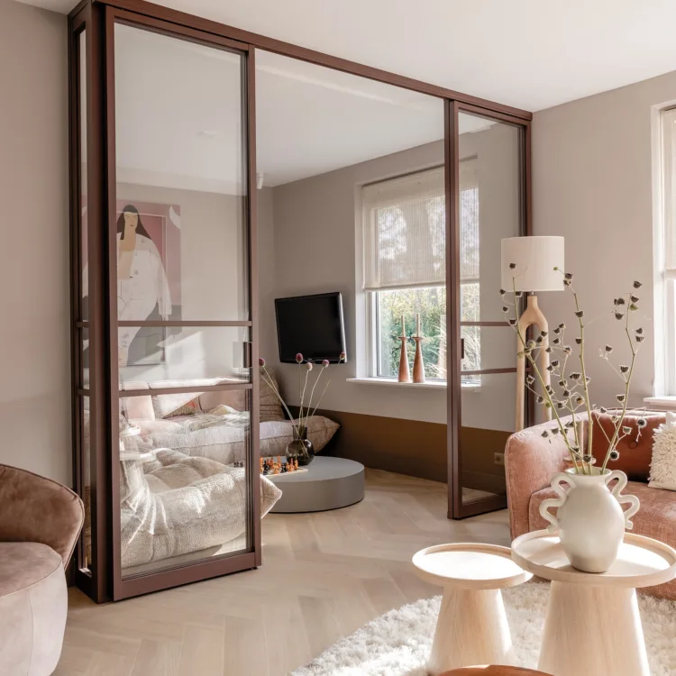 Woonkamer afscheiding met glazen pui