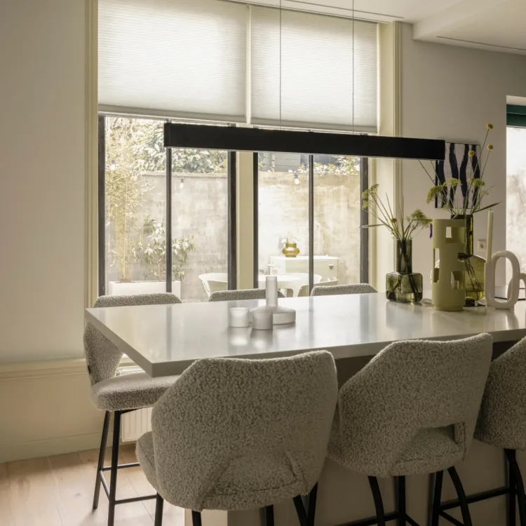 keuken in botanisch groene woonstijl met Duette® shades van luxaflex®