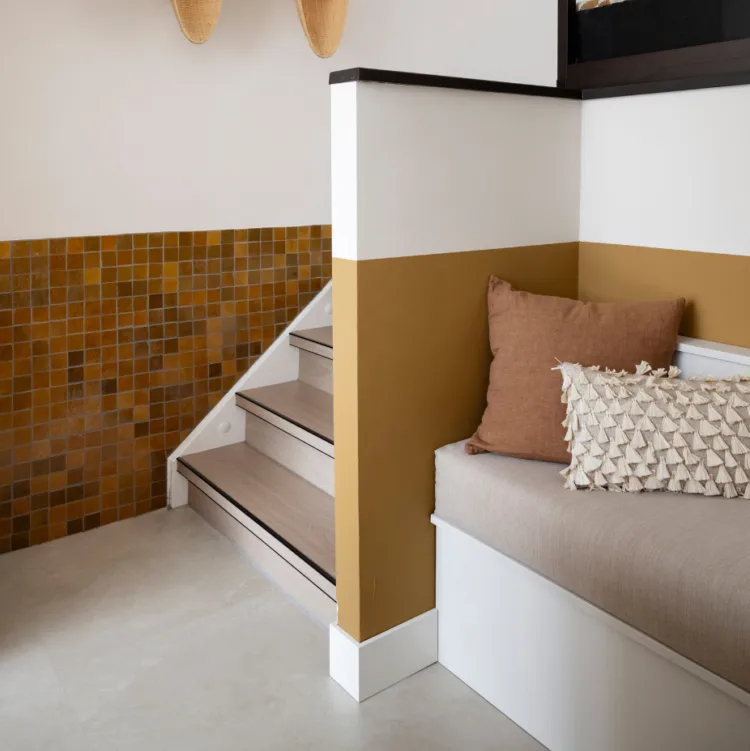 Trap van keuken naar woonkamer met pvc