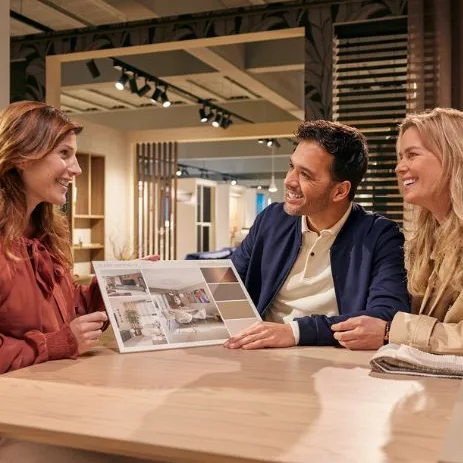 Twee mensen bij een interieuradvies van Aanhuis.nl voor een WOW interieur
