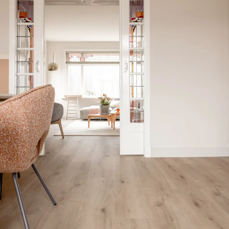 duurzame cotap evc-vloer in houtlook in de eethoek en woonkamer