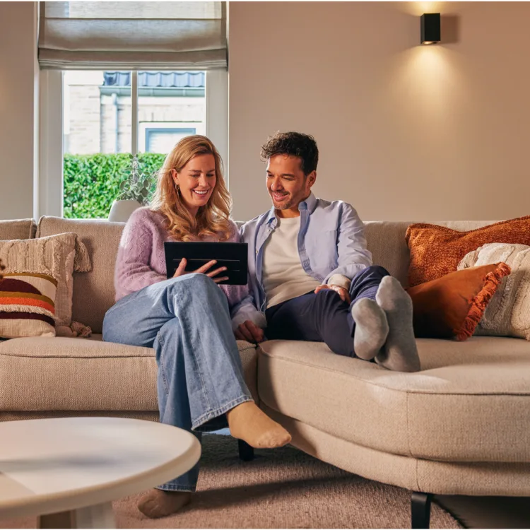 Twee mensen op de bank in het WOW interieur van Aanhuis.nl