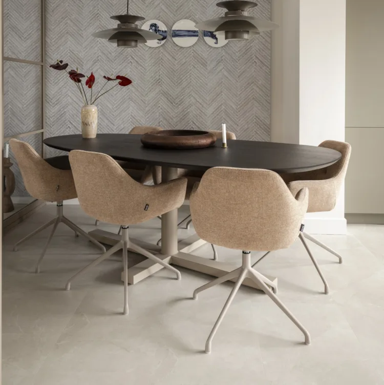 Beige pvc-tegels in de eetkamer