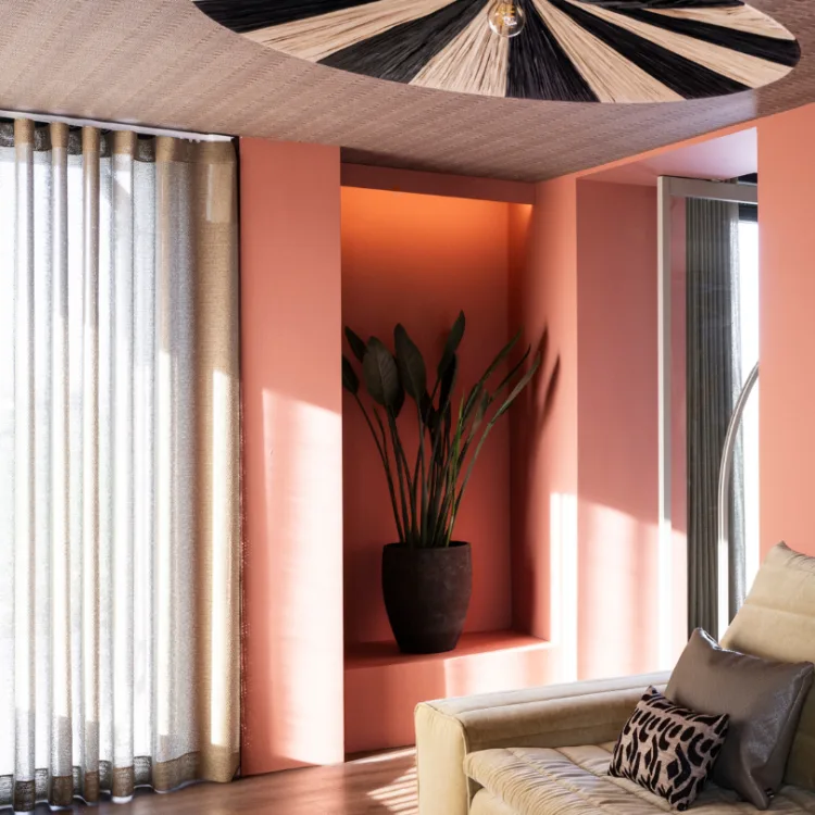 Warm kleurrijk woonkamer met zandkleurige wavegordijnen