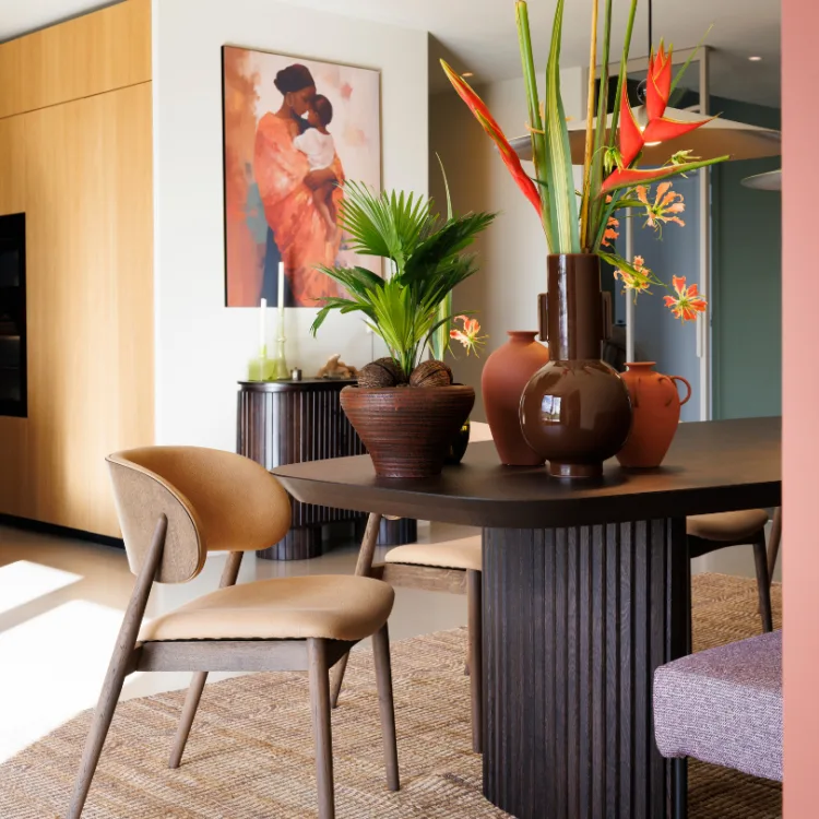 Sfeerfoto van een eethoek in een warm kleurrijk interieur