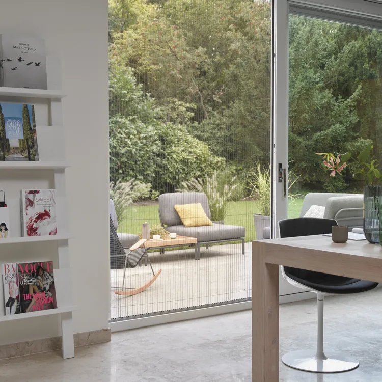 Keuken met schuifdeur naar de tuin en pollengaas