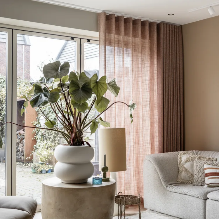 Gordijnen in een terracotta kleur in de woonkamer
