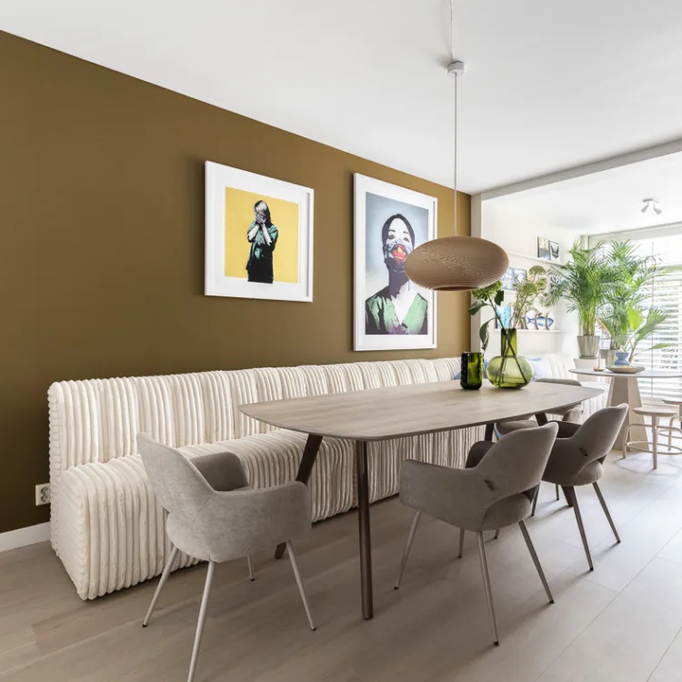 Lichte vloer in rechte plank voor in de eetkamer