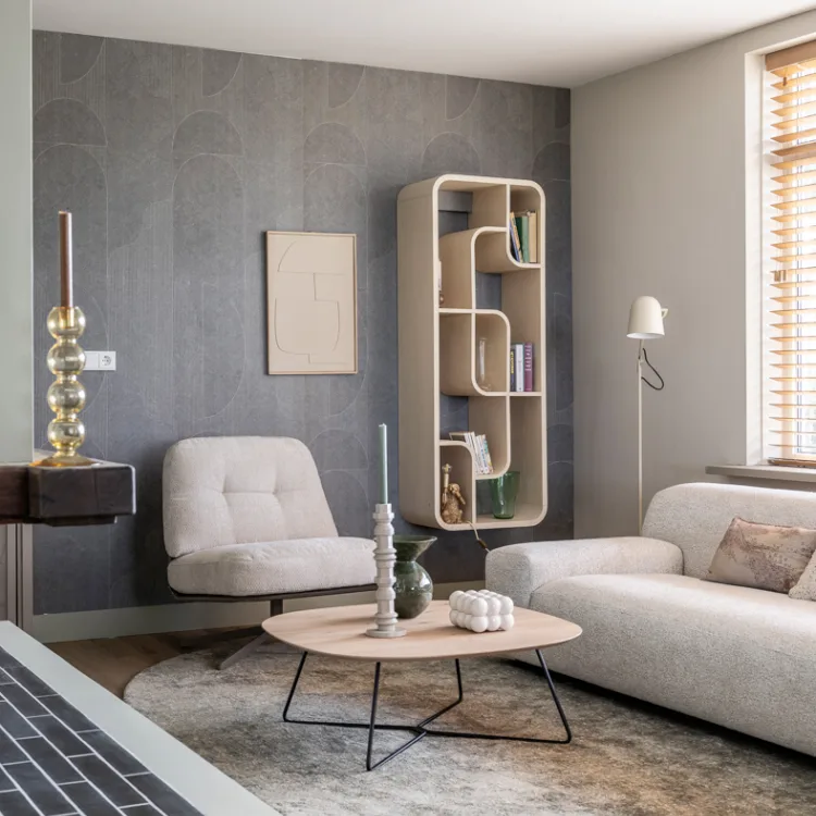 Woonkamer in moderne stijl met lichtgrijze wandbekleding