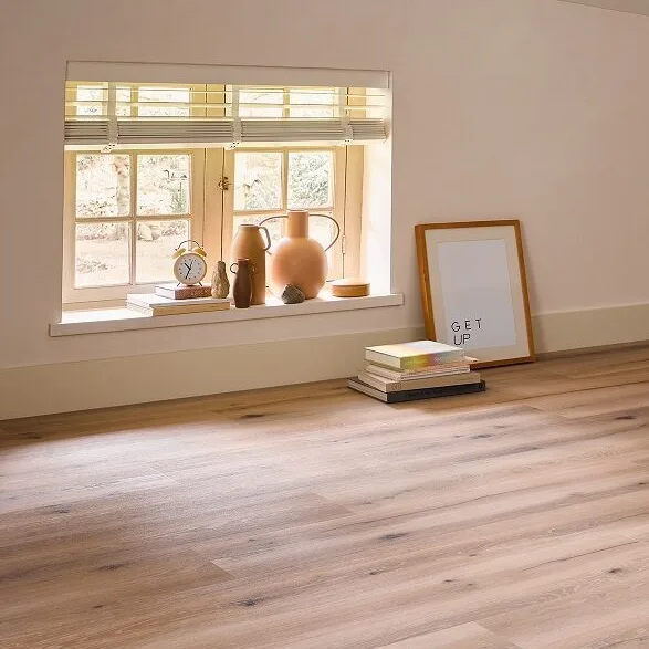 Aanhuis.nl pvc vloer Brood - detailbeeld van lichte houtlook lange plank