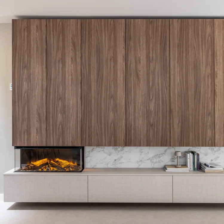 Zwevende tv-kast op maat in stoere houtlook en achterwand marmer + elektrische haard