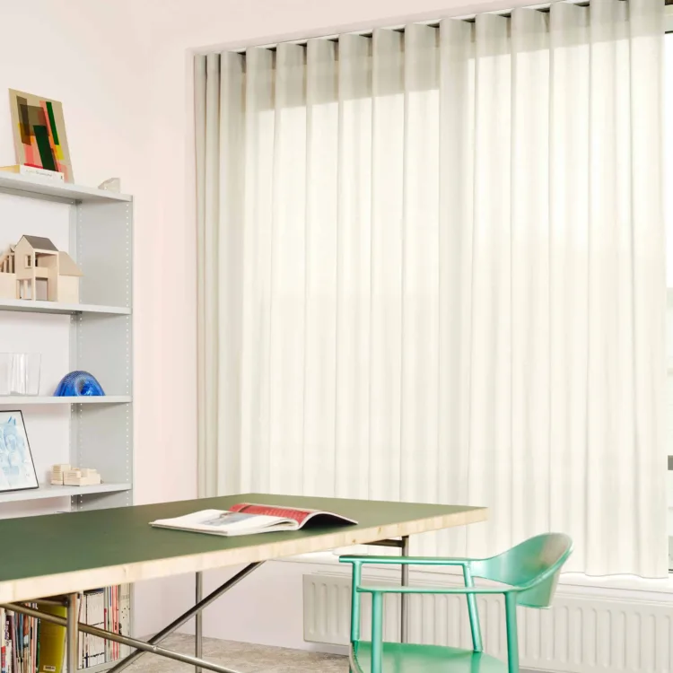 Artelux gordijnen - groen Zink-collectie in kantoor