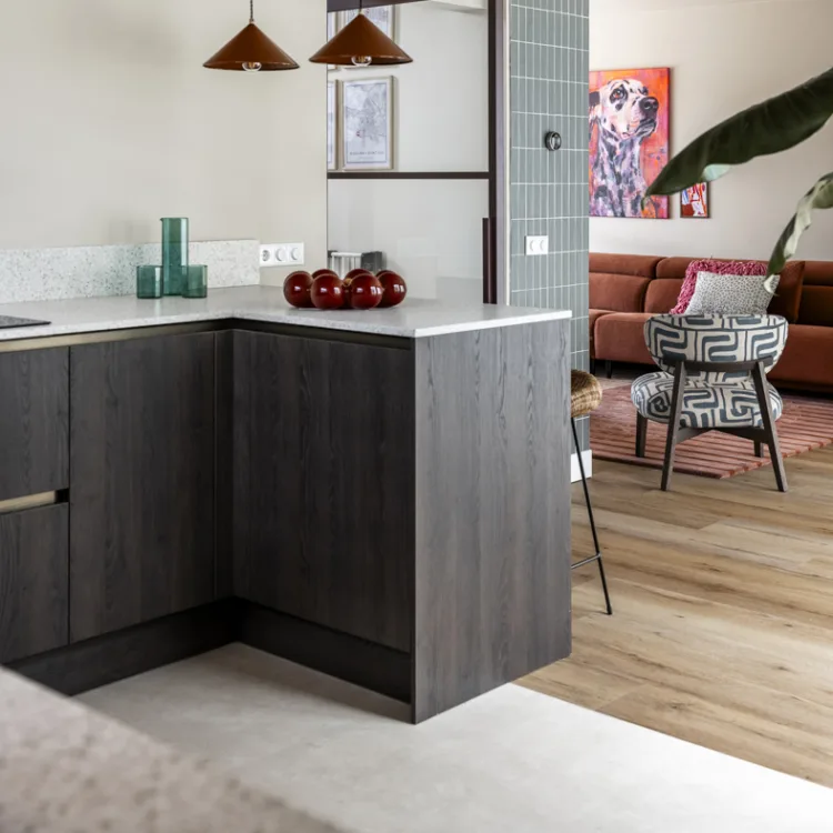 Cotap Basic Natural VT Wonen tegel 91,4 x 91,4 cm in de keuken, die naadloos overloopt in de woonkamer met de rechte plank Cotap Rondo Natural Oak voor een vloeiende overgang.