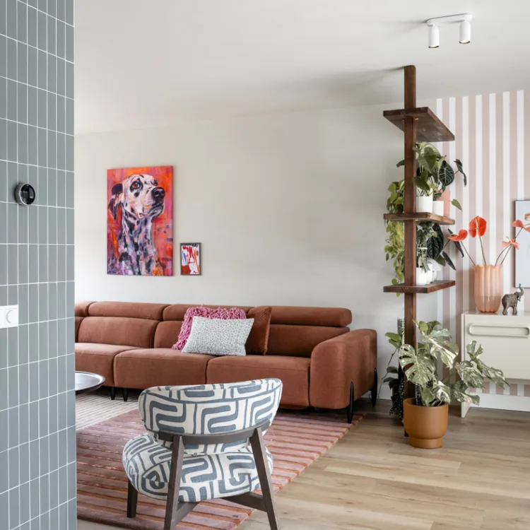 Cotap Rondo Natural Oak PVC-vloer in rechte plank in de zithoek, duurzaam en stijlvol.
