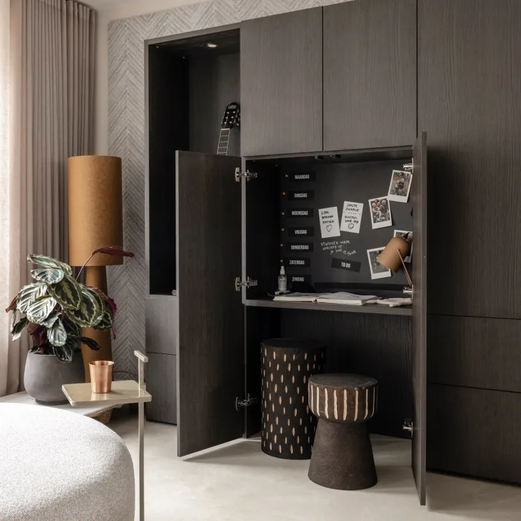 Grote boekenkast in een woonkamer die geluid absorbeert en helpt om echo in de ruimte te verminderen.