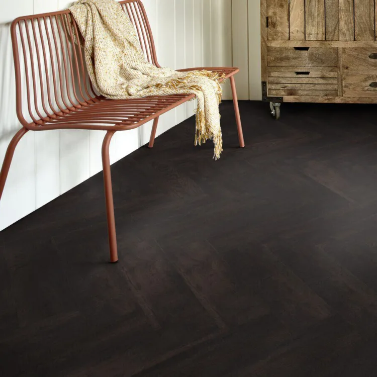 Moduleo Roots - Zwarte visgraat pvc-vloer